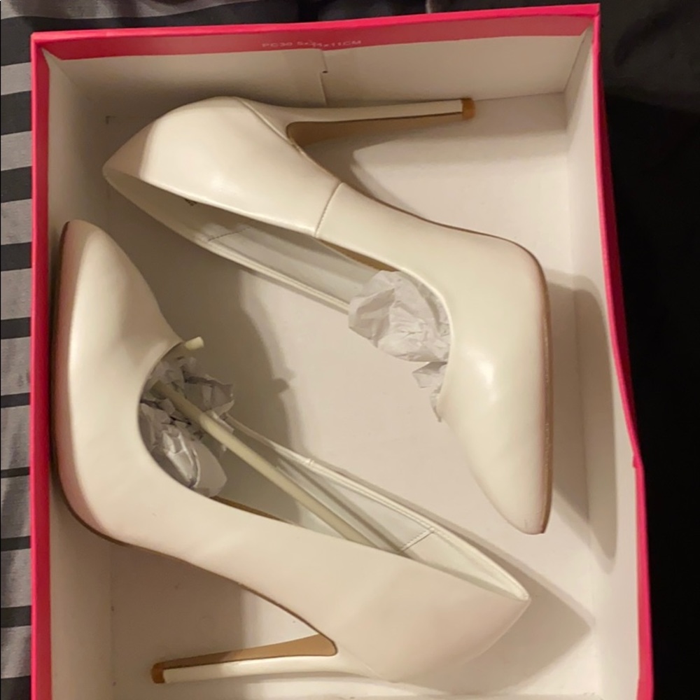 Shoe dazzle white heels NEBER WORN